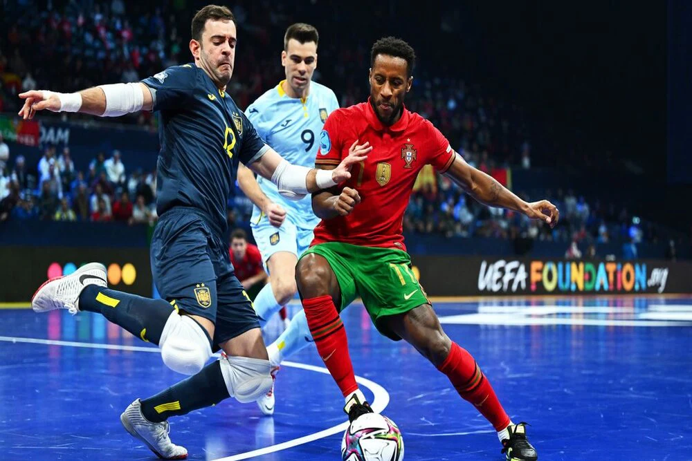 卫报：曼苏尔和芬威集团的第三大股东曾成立一家联合投资公司