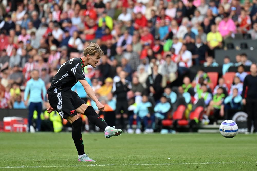港队主场战新加坡，新加坡球员伤退时担架工作人员忍不住庆祝